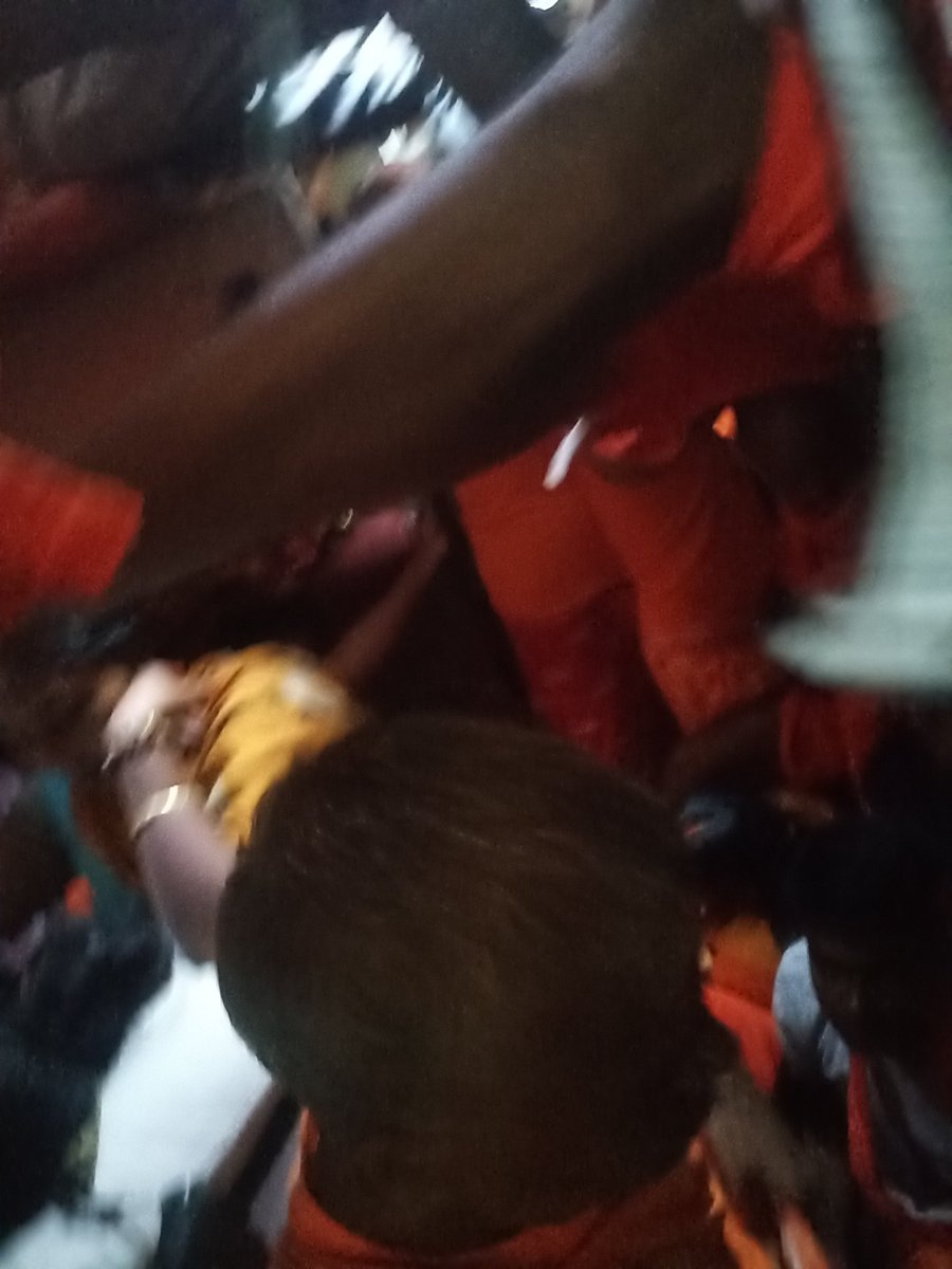 iglesiouschand's tweet photo. @RailwaySeva न कोई स्टाफ आया न कोई rpf ।।। भीड़ जस की तस है और इन्होंने ऑनलाइन हमारी समस्या का समाधान भी कर दिया ।।। समस्या तो समझ लेते पहले महोदय ।। ac बोगी में 100 से अधिक यात्री चढे हुए हैं । जिन लोगों का रिज़र्वेशन है वो भी अपनी सीट तक नही पहुंच सके हैं https://t.co/Swes2Ut9JR