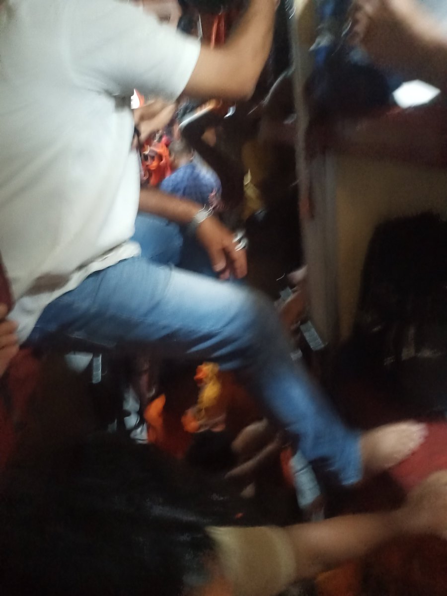 iglesiouschand's tweet photo. @RailwaySeva न कोई स्टाफ आया न कोई rpf ।।। भीड़ जस की तस है और इन्होंने ऑनलाइन हमारी समस्या का समाधान भी कर दिया ।।। समस्या तो समझ लेते पहले महोदय ।। ac बोगी में 100 से अधिक यात्री चढे हुए हैं । जिन लोगों का रिज़र्वेशन है वो भी अपनी सीट तक नही पहुंच सके हैं https://t.co/Swes2Ut9JR