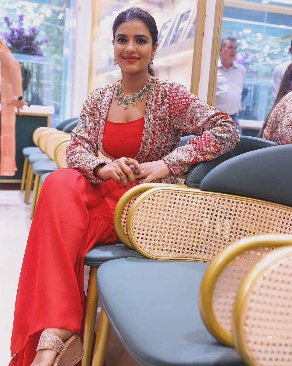 OnlyHeroines's tweet photo. #AishwaryaRajesh 💖 https://t.co/YLgyUwes9l