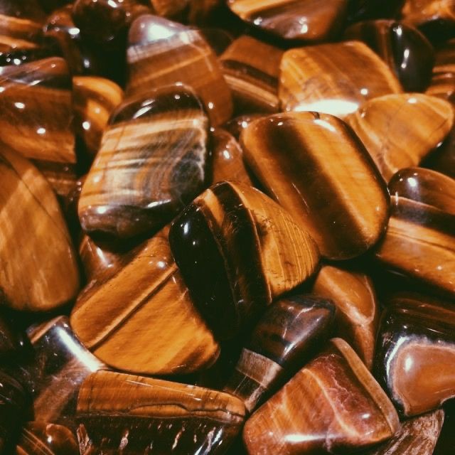 junqlng's tweet photo. "I don't express my feelings in words much. Therefore, listen to me carefully, Suo. My left eye may indeed be golden yellow, as people say, it's like a tiger's eye. But as I see, it's you who exudes the true meaning of the gemstone. - https://t.co/LRSeZzy1ES