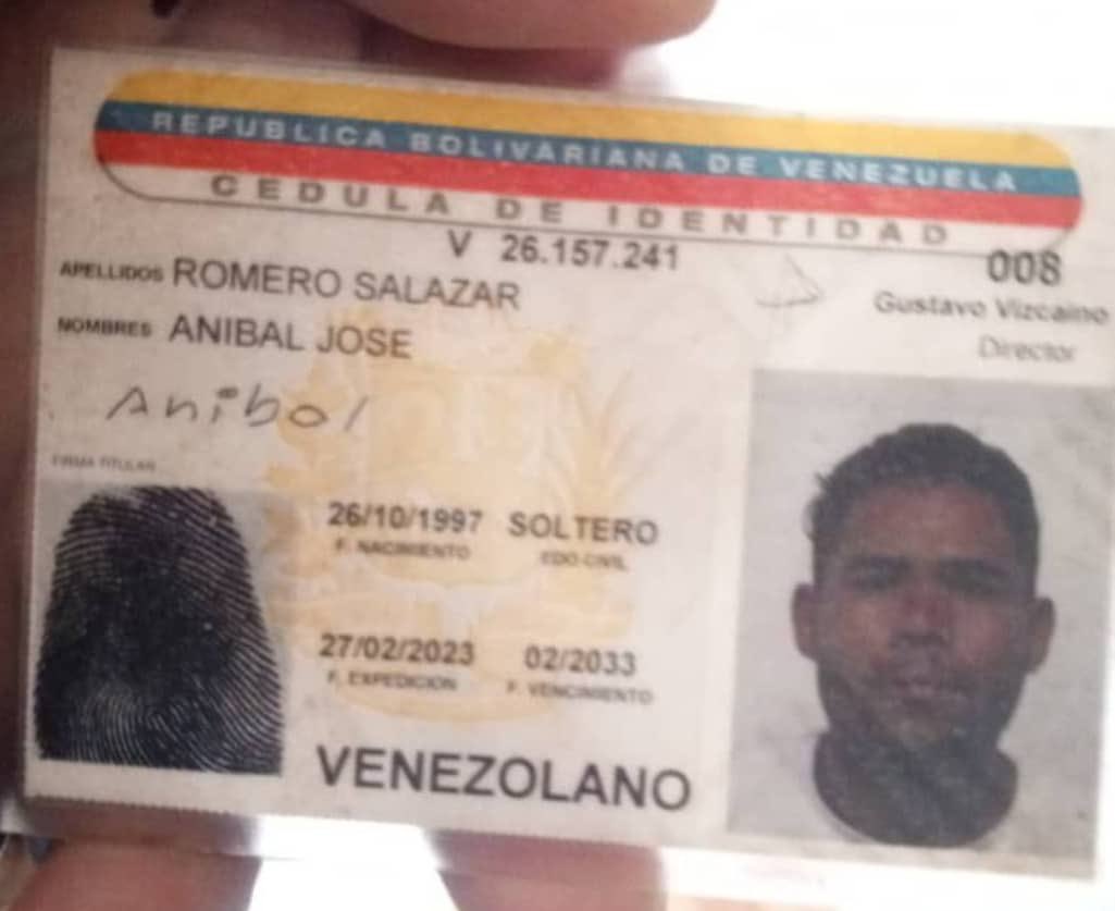 OrlvndoA's tweet image. #ALERTA | Madre del joven Anibal Romero, asesinado este lunes en Carapita, desmiente a Nicolás Maduro, quien en cadena mostró un video de un doble del asesinado, supuestamente confesando que había fingido.

El régimen se niega a entregarle el cuerpo de su hijo asesinado.