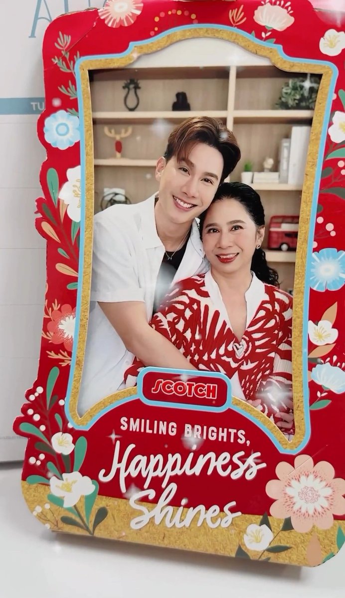 mtsupportersjp's tweet photo. 2024.8.2. #tul_pakorn 
8月12日は母の日🇹🇭
大好きなお母様へTulからチキンの手料理とチキンエキスの栄養ドリンクScotchのプレゼント♥
素敵��タイアップ動画にほっこりしていたら… 後ろに去年BDプレゼントで送ったアルバムが!!
ご参加の皆さん、
カード読んでくれて嬉しいですね🥺
📸 tul_pakorn ig https://t.co/nIQVI2WO0N