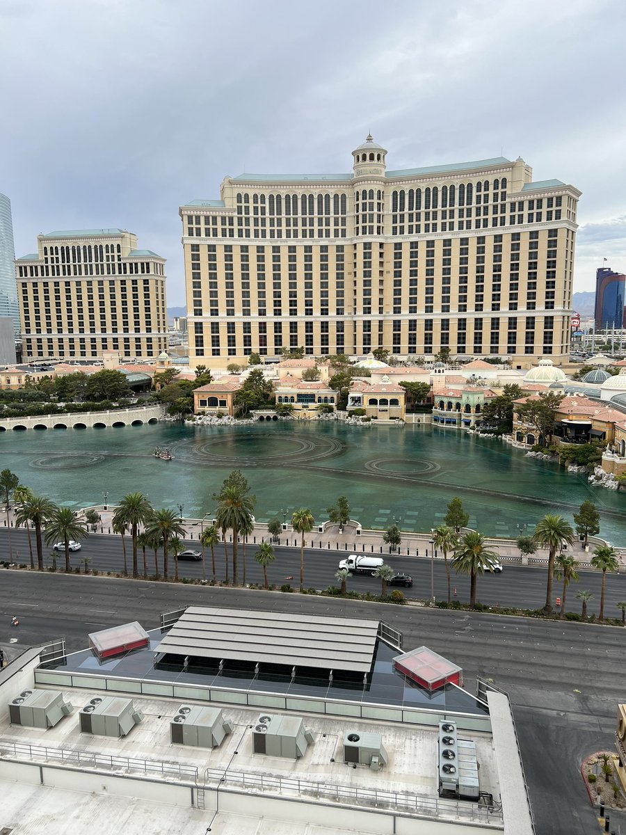 trevorroe's tweet photo. What ruins one of the best views of the Bellagio fountains?  These guys starting work at 4am… https://t.co/AwdSESRRi0