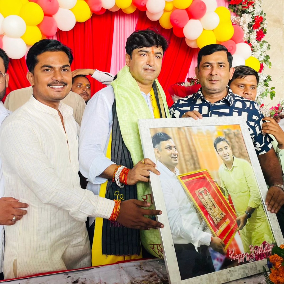 JANTA4jitendra's tweet photo. बड़े भाई Abhijeet Singh Sanga जी आप को जन्मदिन की हार्दिक शुभकामनाएँ 🚩🚩
@BJP4Abhijeet 
#birthdaywishes #birthday https://t.co/PqB9yvmzZb
