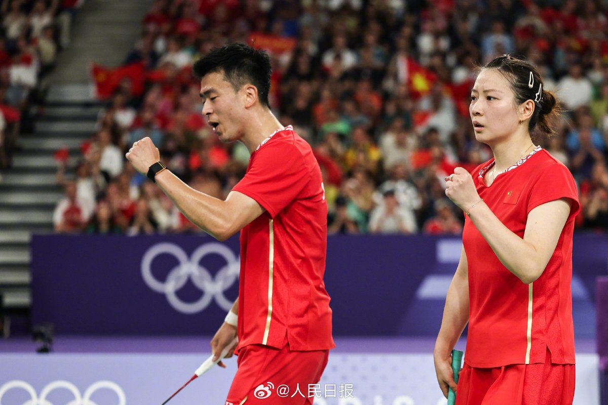 PDChinese's tweet image. 【中國第13金！雅思組合混雙奧運金牌】巴黎奧運會羽毛球混雙決賽，中國隊組合鄭思維/黃雅瓊以2-0擊敗韓國隊組合金元昊/鄭娜恩，奪得金牌。這是中國羽毛球隊在本屆奧運會上的首金，也是奧運參賽史上第五次奪得混雙金牌。