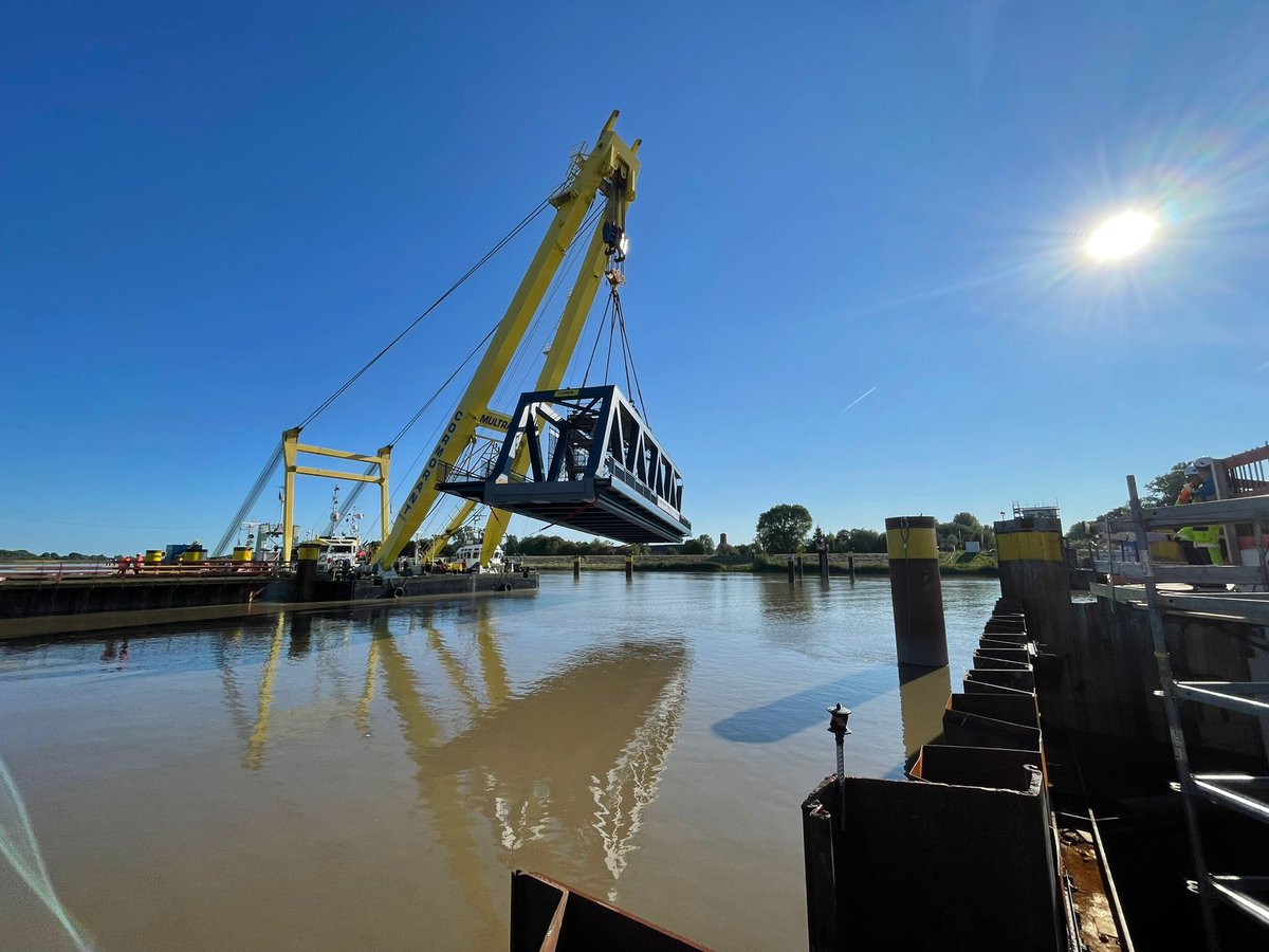 🚧 De bouw van de nieuwe Friesenbrücke is in volle gang! Deze week arriveerden de eerste brugdelen op locatie, een mijlpaal voor de Wunderline. De nieuwe brug herstelt de spoorverbinding tussen Groningen en Bremen. Meer info👉 wunderline.nl/nieuws/artikel…