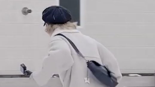 librafolders's tweet photo. jimin and the little stars on his bag 🥺 https://t.co/OswpbGFTvI