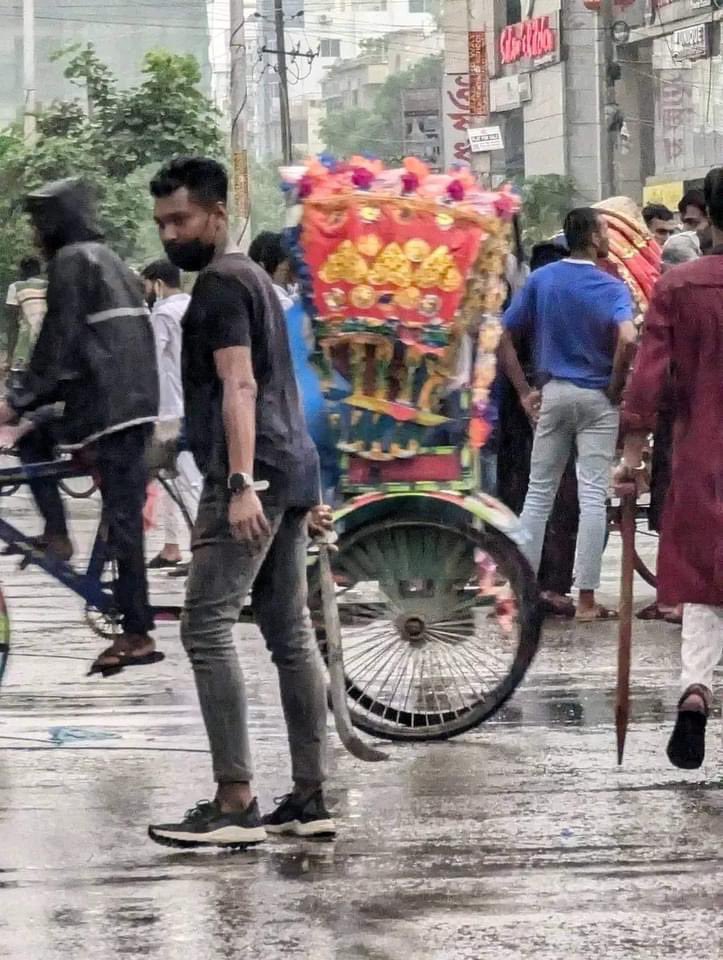 Sajidxyb's tweet photo. In case you need to know why cannot be friends with chattra league.
Uttara sector 11, road 5
2 august 2024
#BangladeshBleeding
#BangladeshQuothaMovement
#SaveBangladesiStudents
#StepDownHasina
#BangladeshUnderAttack
#StandAgainstInhumanity
#StandRedForStudents https://t.co/6PcNStsIGD