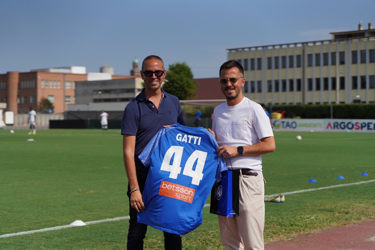𝐄𝐒𝐓𝐄𝐄𝐌⚫️🔵🤝🏼⚪️🔵

Scambio di maglie tra il presidente Michele Criscitiello e il direttore sportivo dell’Atalanta U23 Fabio Gatti prima del test pre campionato a Caravaggio⚽️ 

La Folgore Caratese ringrazia la famiglia Percassi per l’ospitalità. 

#folgorecaratese #atalanta