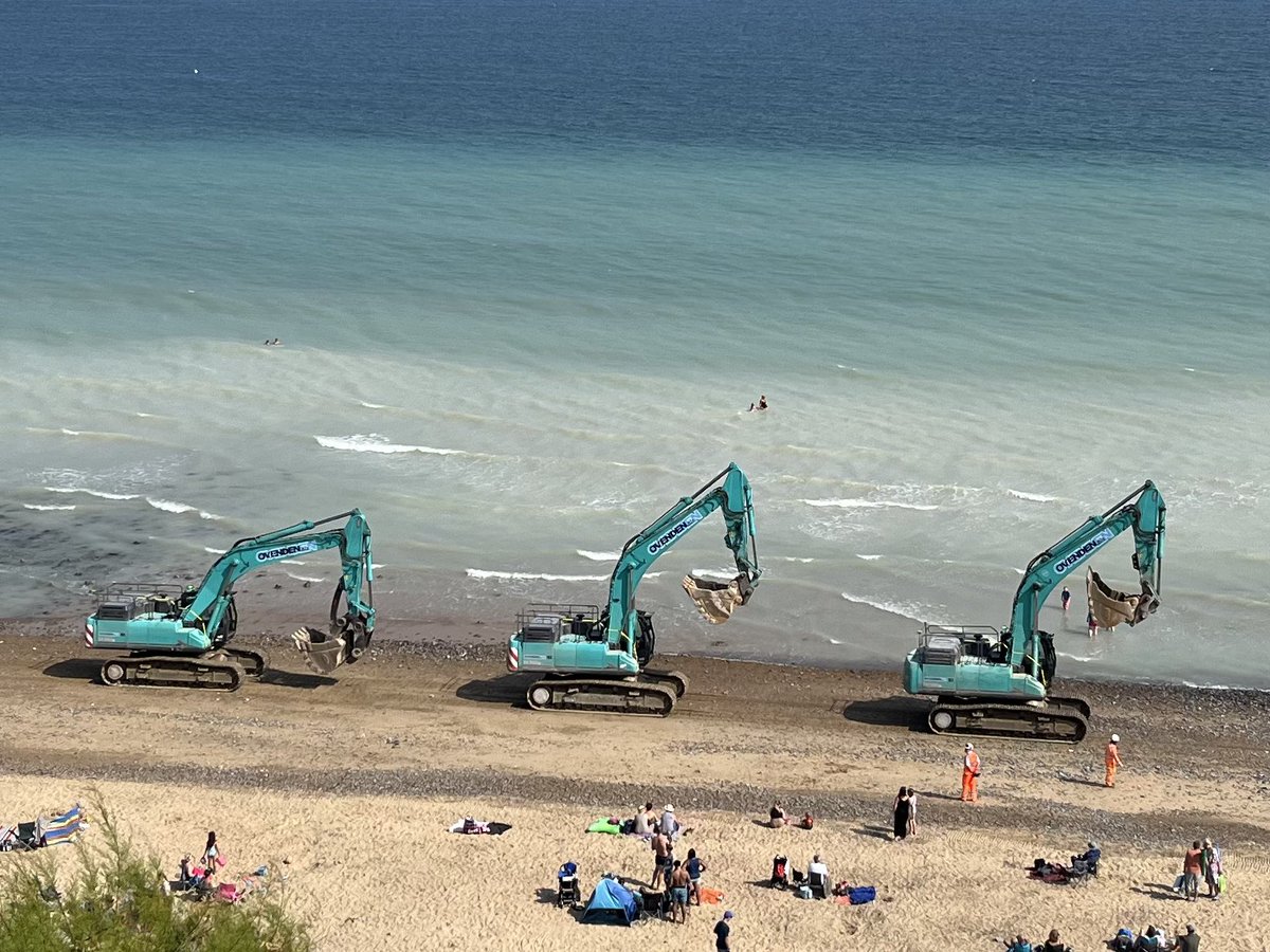 You wait for 1 digger and 3 come along! #cromerseadefences #happyplace <a href="/northnorfolknow/">VisitNorthNorfolk</a> <a href="/NorthNorfolkDC/">North Norfolk District Council</a> <a href="/NorthNorfolk/">Enjoy North Norfolk™</a> <a href="/DefraGovUK/">Defra UK</a>
