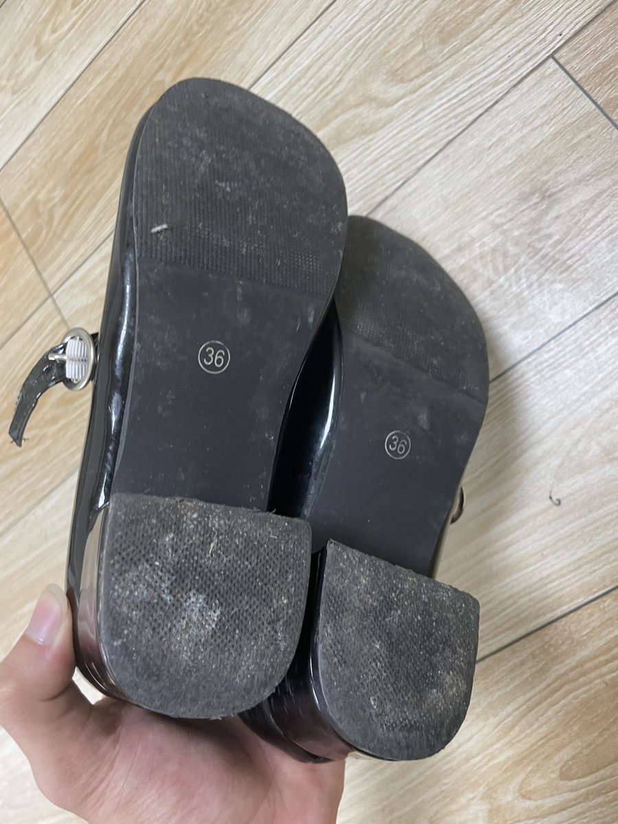 中午休息闲着没事，去附近扫了扫楼，这次绝了，lo鞋还带丝袜在上面，有点湿湿的鞋子里面，估计是汗脚，好久没看到过有lo鞋了，有摄像头拍到也不管了，直接顺走了 ，刚下班带回家里，没玩，直接给兄弟们出了，打包一起130，直接私。
半夜再出去给其他鞋子保养，明天继续更新！
 #lo鞋 #扫楼 #扫楼打胶