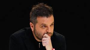 Candaş Tolga Işık:   

"Cumhurbaşkanlığı paylaşımını kaldırıyor. Anayasa Mahkemesi tweet siliyor. 

Bakanlıklar gönderi atıyor.  Kendimizi itinayla dünyaya rezil ediyoruz."