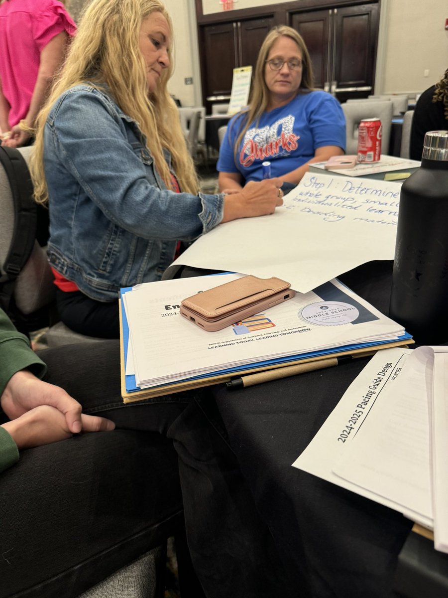 singe_limelight's tweet image. 6 grade teachers collaborating to implement the ELA Curriculum #Learninglaunch#growingGreatness#InnovateELAMCPSS