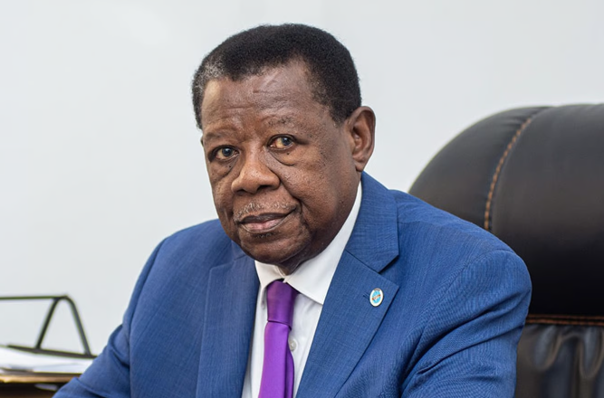 benbabunga's tweet photo. Lambert MENDE OMALANGA
Au déclenchement de la rébellion du RCD en août 1998, après des années d’exil et de militantisme en Europe, on le voit à Goma. Lors de la première réforme qui intervient au sein du mouvement rebelle en octobre 1999, Lambert Mende est nommé Chef de Département (l'équivalent du Ministre) en charge de la Mobilisation, Propagande, Jeunesse et Sports. 
Mais très vite, Lambert Mende quitte le groupe du RCD-Goma, pour s'associer au RCD/Kisangani-Mouvement de Libération. 
Lors de la transition de 2003-2006, Lambert Mende est le Rapporteur du Sénat de la transition (2003 à début 2007). En 2007, il se rapproche de Joseph Kabila et devient membre des différents gouvernements qui se succèderont : en février 2007, il est Ministre des Hydrocarbures au sein du Gouvernement de Gizenga; en octobre 2008, il est Ministre de la Communication et des Médias dans le Gouvernement Muzito; en 2012, Ministre des Médias, des Relations avec le Parlement et de l’Initiation à la nouvelle citoyenneté dans le Gouvernement Matata; puis de nouveau Ministre de la Communication et des Médias de 2014 à 2018. En 2018 et en 2024, il est élu Député national, pour la circonscription électorale du Sankuru. Il siège actuellement à l'Assemblée nationale.