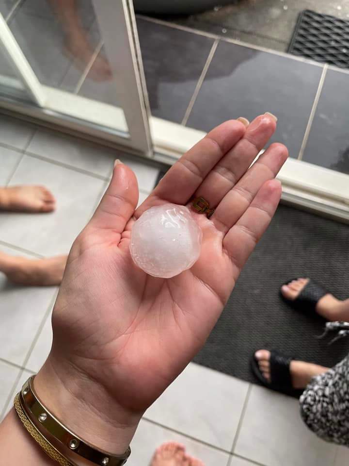 Grosse #grele du côté de Meyrannes dans le #Gard.

Photo : Cindy Arcarisi pour <a href="/MeteoLanguedoc/">Météo Languedoc</a>