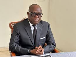 benbabunga's tweet photo. Tryphon KIN-KIEY MULUMBA 
Porte-parole du dernier Gouvernement de l'époque Mobutu (Gouvernement Likulia), Tryphon Kin-Kiey Mulumba quitte le pays en mai 1997, avant de revenir en août 1998, comme membre de la nouvelle rébellion, à Goma : le RCD. 
Militant de la première heure au sein du RCD, on lui confie le Département de la Communication et de la Culture. Il sera également porte-parole du RCD-Goma. En juin 2002, il est suspendu du RCD, au motif que ses prises de position étaient contraires à celles du leadership du mouvement rebelle. 
Lors des élections législatives de 2006, Tryphon Kin-Kiey parvient à se faire élire député national dans la circonscription électorale de Masi-Manimba. S'étant rapproché de Joseph Kabila, il est, d'avril 2012 à décembre 2014, Ministre des PT-NTIC; puis, de décembre 2014 à décembre 2016, Ministre des Relations avec le Parlement. 
Tryphon Kin-Kiey est, depuis juillet 2023, président du Conseil d'Administration de la Régie des Voies Aériennes (RVA).