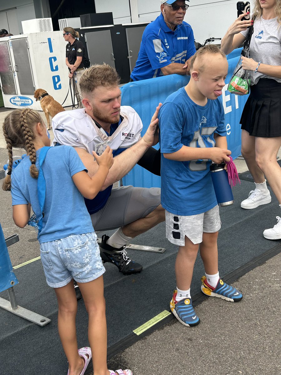 the_det_times's tweet photo. After practice today, Aidan Hutchinson spent time with 13 y/o Max Robertson, who suffers from down syndrome as part of his Hutch’s Heroes program, where he connects with special needs children 🥹

#OnePride
 https://t.co/xJW4P3TiX2