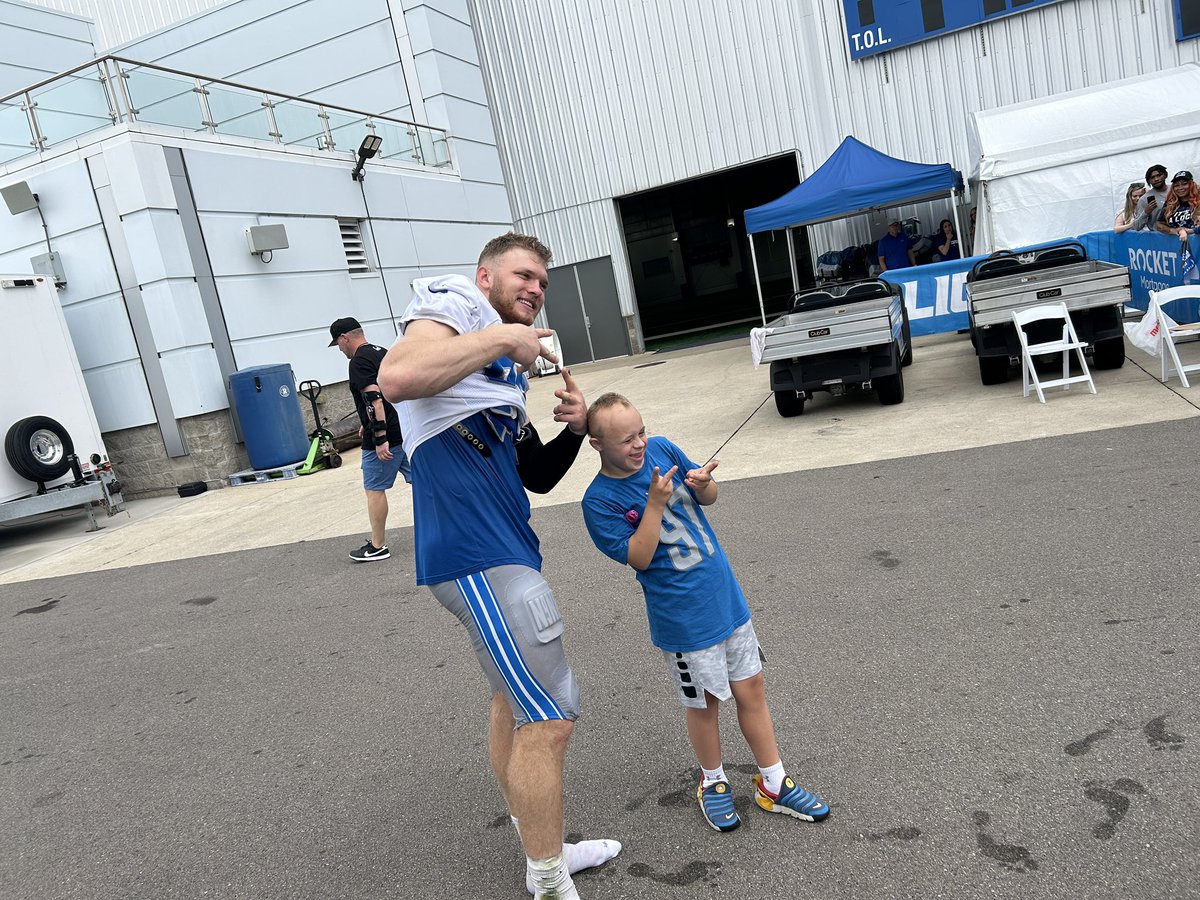 the_det_times's tweet photo. After practice today, Aidan Hutchinson spent time with 13 y/o Max Robertson, who suffers from down syndrome as part of his Hutch’s Heroes program, where he connects with special needs children 🥹

#OnePride
 https://t.co/xJW4P3TiX2