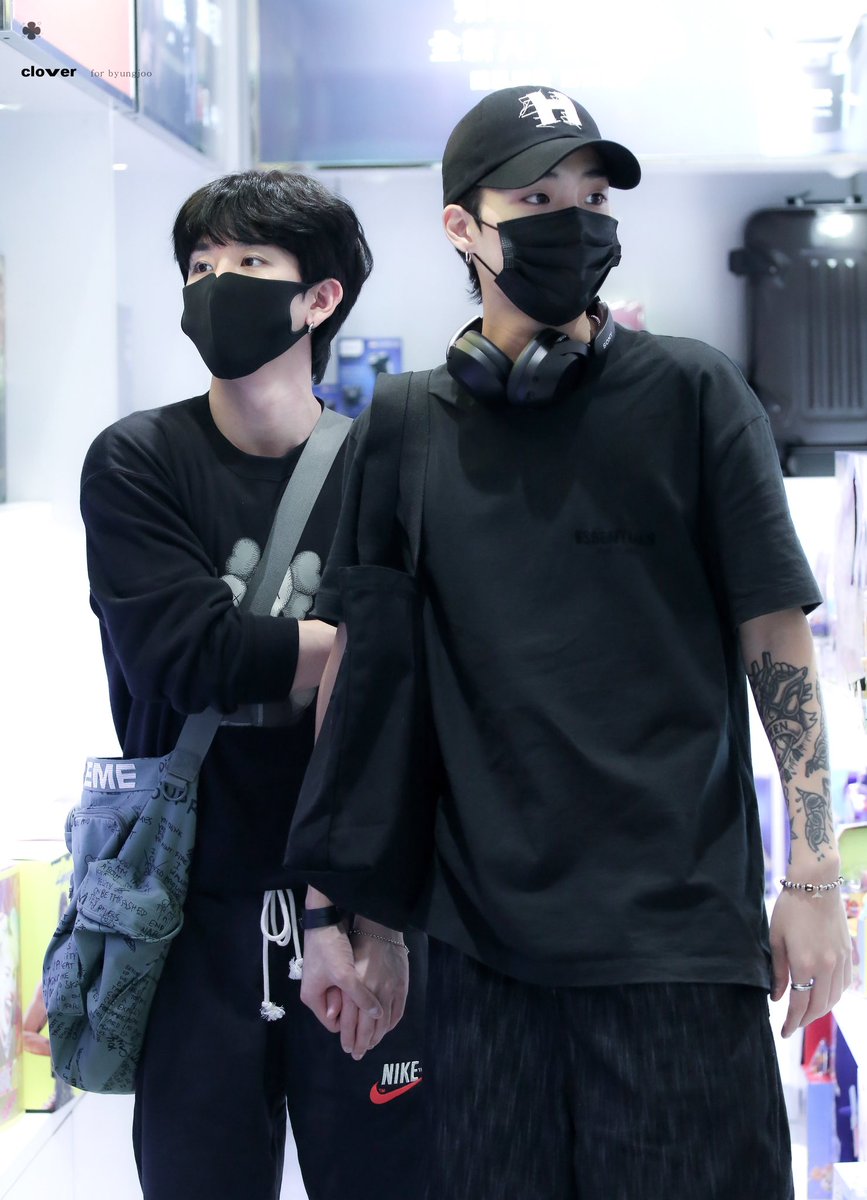 bbangrangdong's tweet photo. 막내(에게)와 손 잡고(잡혀) 가는 맏내가 무지 귀여운걸요 https://t.co/FqE8zbOQH7