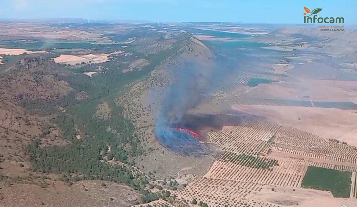 MeteoHellin's tweet photo. ‼️🔥¡ÚLTIMA HORA! Incendio forestal en Tobarra, afectando a monte bajo cerca de las Entresierras. #IFTobarra #IIFF #Albacete #meteoAB 

© @Plan_INFOCAM https://t.co/cKnePylgHu