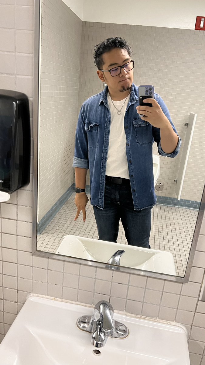 JeyoRamos's tweet photo. I was told to dress like the 80’s. So here I am. lol https://t.co/PrOkKpdYeN