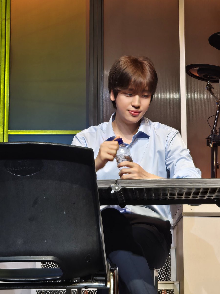 chanheecat's tweet photo. 6시퇴근 머글친구들 델꼬 처음으로 보러갔는데 운좋게 팬사인회 뙇
처음보러 왔다고 고백했더니 남은 거 다오라길래 평일이잖아 했더니 연차쓰라고ㅋㅋㅋㅋㅋ아 12일 그담주부터 휴가라 안돼ㅜ했더니 생파와 😁 ... 아무튼 친구가 너한테 반했대.. 신데렐라맨부터 그냥 홍갔다규 https://t.co/aMT5p6iaiT