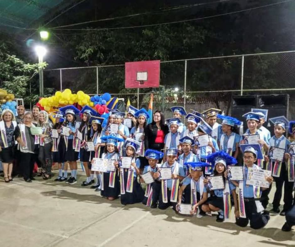 CDCEZULIA's tweet photo. ¡Generación de relevo!

La muchachada del parroquia San Francisco, vivió sus actos de graduación con la alegría de  una meta superada, asumiendo a su vez el compromiso de ser la esperanza y el futuro de la Venezuela Potencia.

#MujeresPorLaPaz
@NicolasMaduro
@_LaAvanzadora https://t.co/Ss8T2KyulU