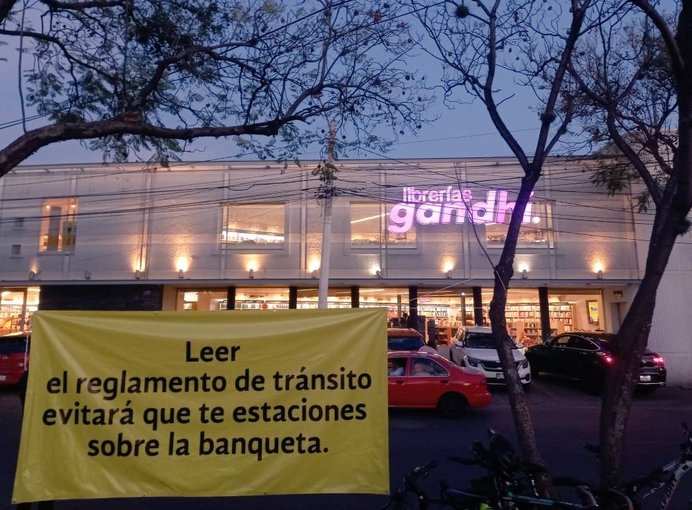 "Leer el reglamento de tránsito evitará que te estaciones sobre la banqueta" <a href="/LibreriasGandhi/">Librerías Gandhi</a> #Querétaro