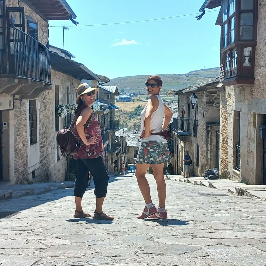 Estampas sanabresas
Esta tarde, a las 21:00 estos dos bellezones pueblerinos actúan en la Pza del Castillo de Puebla de Sanabria (Zamora).

#orgullorural #orgulloruralteatro #orgulloruralespectáculo #eliayuxía #SomosDePueblo #soydepueblo #eliayuxia #puebladesanabria