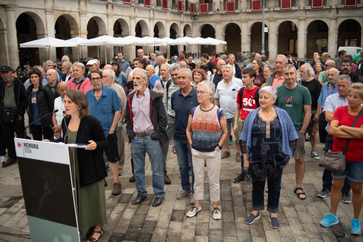 SortuAraba's tweet image. Domina baztertzaile zein kontakizun partzialen gainetik, elkarbizitza eraikitzen jarraitzeko beharrarekin bat egin eta ikusgarritasun eta aitortza ofizialaren eskakizuna aldarrikatzeko batu gara gaur  #MemoriaOsoa|ren agerraldian. 

@EgiariZor @Martxoak3