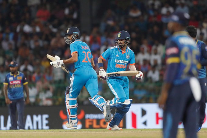 A valuable partnership in the works 👌👌  KL Rahul 🤝 Axar Patel 📹 Credits: Twitter/BCCI