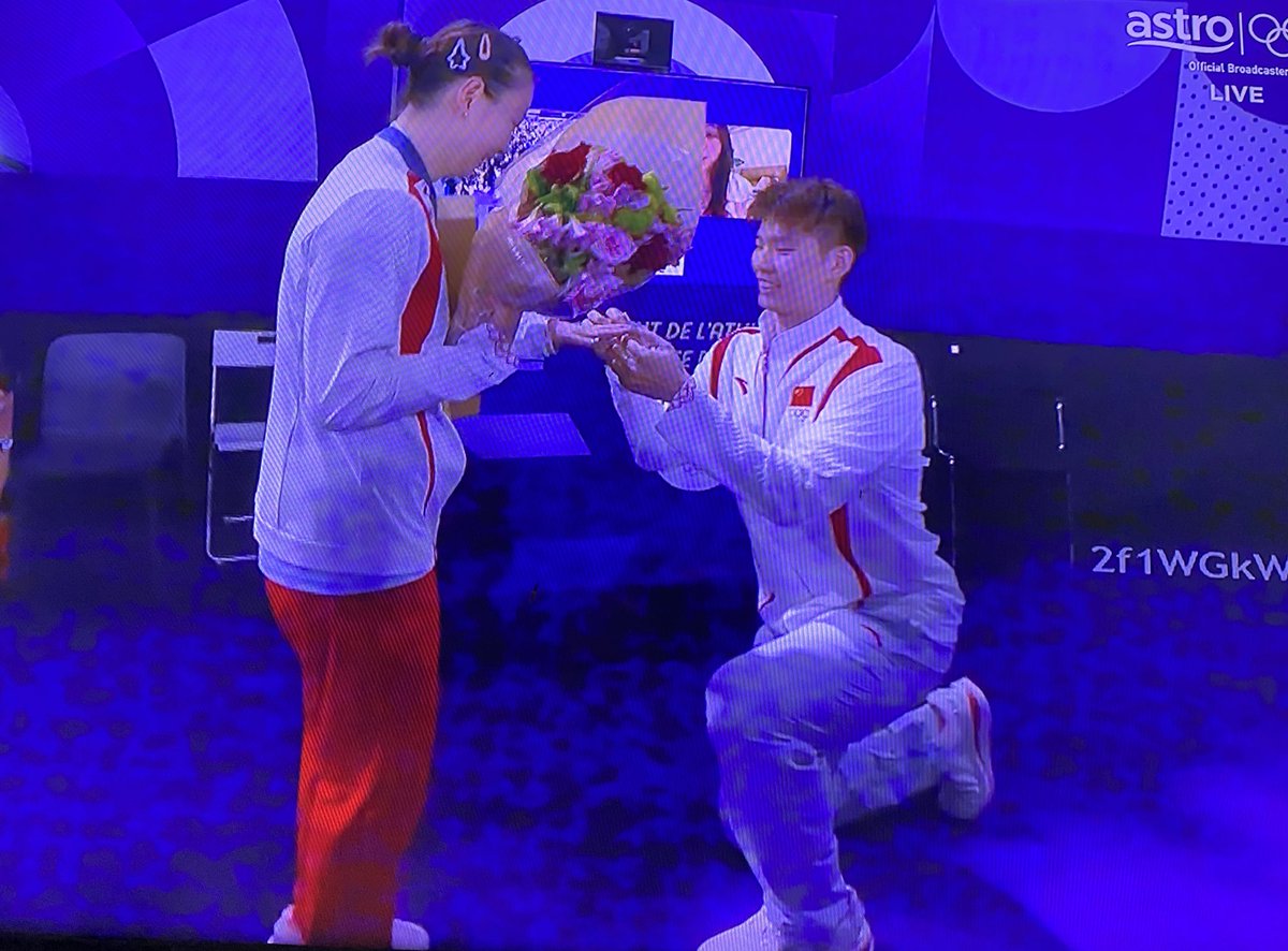 randominton's tweet photo. What a way to propose after your girl just won the gold medal. And the proposal is made in Paris, the city of love. Congrats YaQiong &amp; YuChen. #Olympics #Badminton https://t.co/LGUdWY9CjA