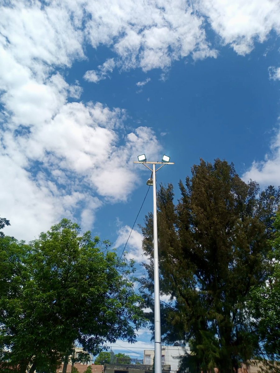 xochzar's tweet photo. Dijimos que mejoraríamos la iluminación en los parques, ¡y lo hicimos!

Modernizamos el alumbrado del parque del Fraccionamiento Vista Alegre colocando 12 nuevos reflectores Led 💡.
#IluminamosTuRumbo y tu parque🌳.
#ContigoYConRumbo ↗️ https://t.co/ctQRlrw0Bj
