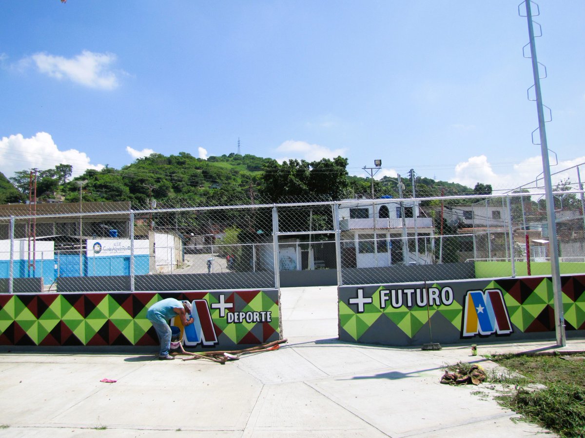 #DeInterés|| Continúan los trabajos de reacondicionamiento integral en la cancha de Madosa del municipio Cristóbal Rojas, para seguir ofreciendo óptimos espacios de sano esparcimiento y recreación para las familias charallavenses.
#ProgresoYFuturo
#MujeresPorLaPaz