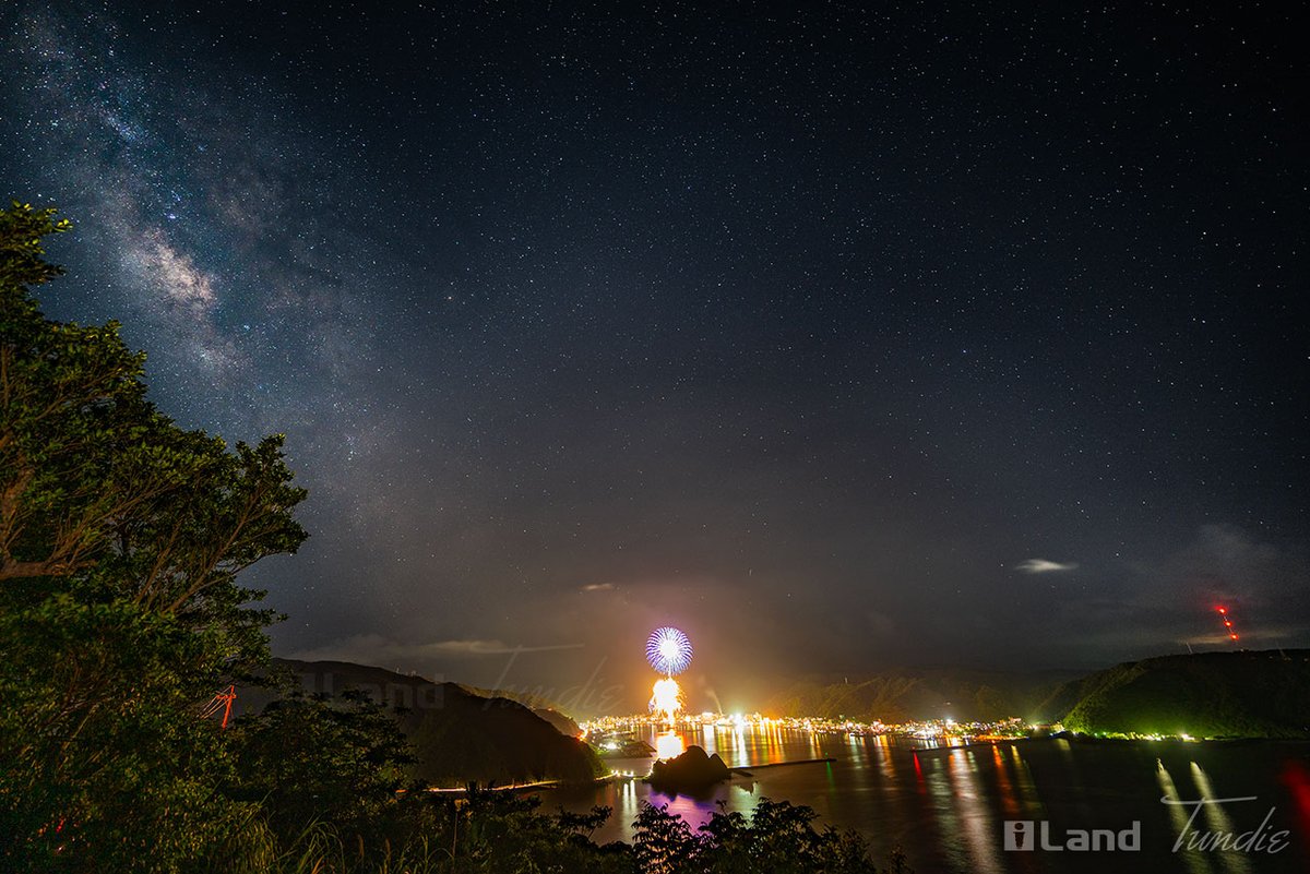 iLandtw's tweet image. 第61回奄美まつり花火大会と天の川
(合成なし、1枚撮り、色調補正のみ)

#花火大会 #fireworksdisplay #fireworkshow #花火 #fireworks #第61回奄美まつり #天の川 #milkyway #奄美市 #amamicity #奄美 #amami #奄美大島 #amamiisland #名瀬港 #星空 #starrysky