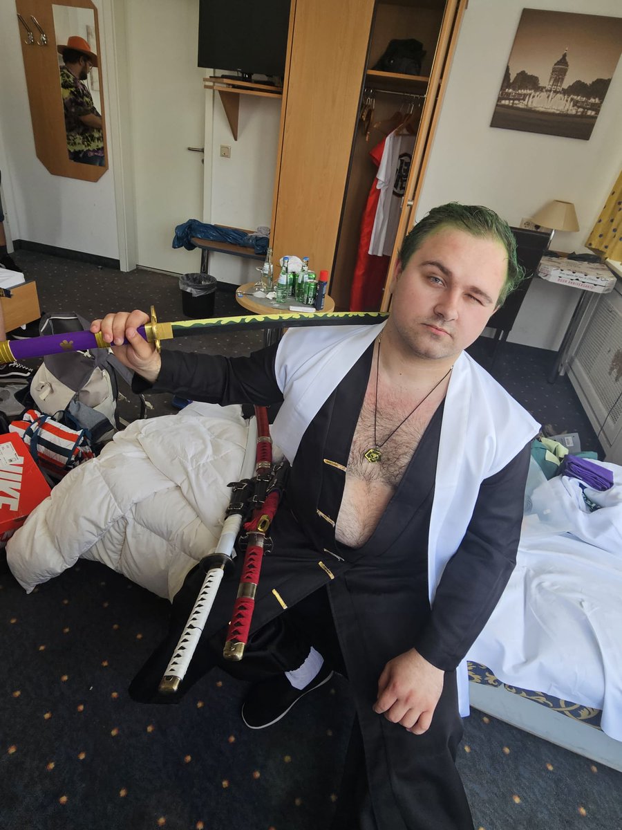 DanteDaPMakeR's tweet photo. AnimagiC Day 1.....to surprise my bestie @damisuns I went and did it a bit earlier.....my first attempt at Bleach Zoro Cosplay ❤️‍🔥❤️‍🔥❤️‍🔥 #BLEACH #RoronoaZoroCosplay #3rdSquadCaptain #3SwordStyle https://t.co/aL0Wvse7l1