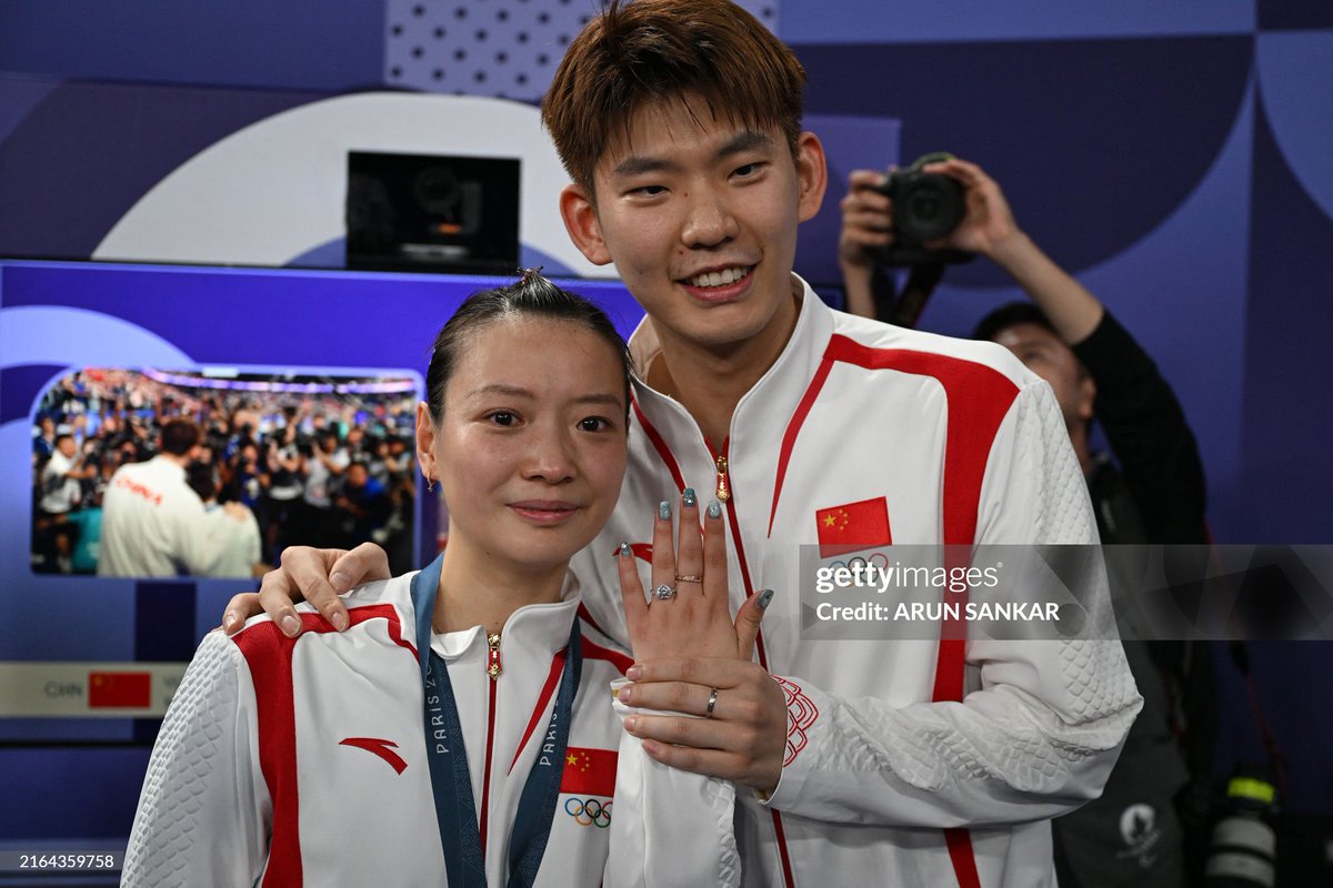 ZonaBulutangkis's tweet photo. Liu Yuchen melamar Huang Yaqiong.

VERSI HD-NYA SODARA-SODARA!

ANAK DI BAWAH UMUR GABOLEH LIAT PIC KEDUA!!!

#Paris2024 #Badminton https://t.co/Kfnrkeb7if