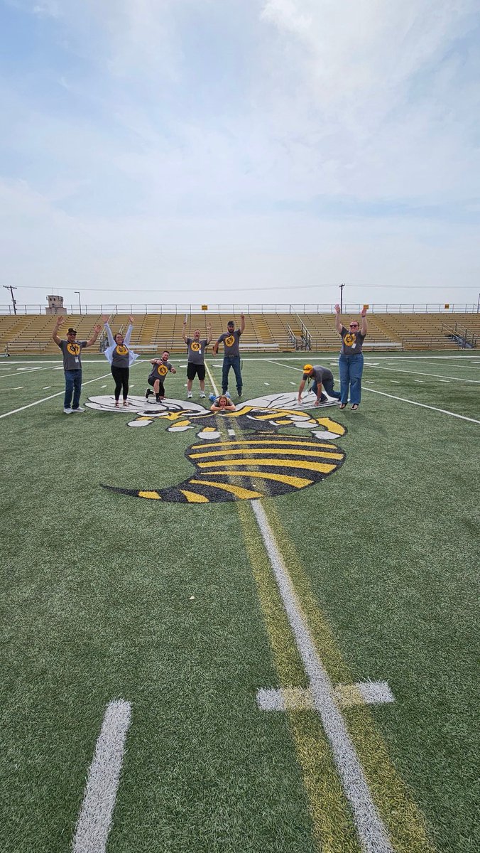 VAMOS 🐝🐝💛🖤
Vamos avispas
Somos los mejores
Vamos avispas
#dhs1 #haiku 🐝🐝