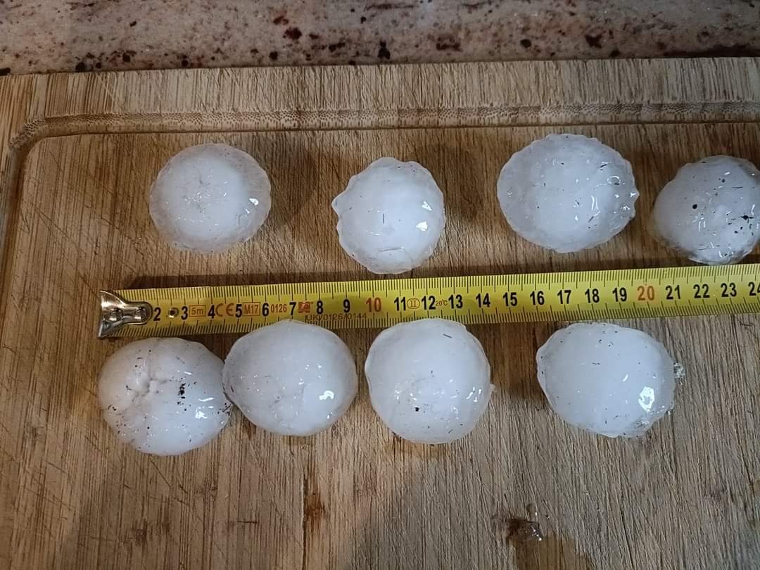 MeteoLanguedoc's tweet photo. #DIRECT 17H45

Grosse #grêle du côté de Lussan dans le #Gard à Audabiac plus précisément avec des grêlons jusqu'à 5cm.

Photos : Valerie Perret Tournayre pour Météo Languedoc https://t.co/r75trtff8b