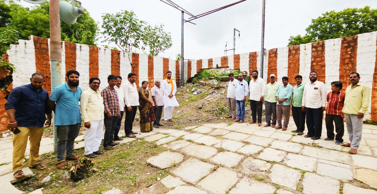 MarriPuruReddy's tweet photo. URGENT ATTENTION of @RailMinIndia 
Railway Compound Wall in Banda Maisamma Nagar, Secunderabad which collapsed is nw a passage 4 many anti social elements including drug peddling- Request you to kindly intervene and have the issue settled at the earliest. https://t.co/bjpZioldv4 https://t.co/f11rTUszXg
