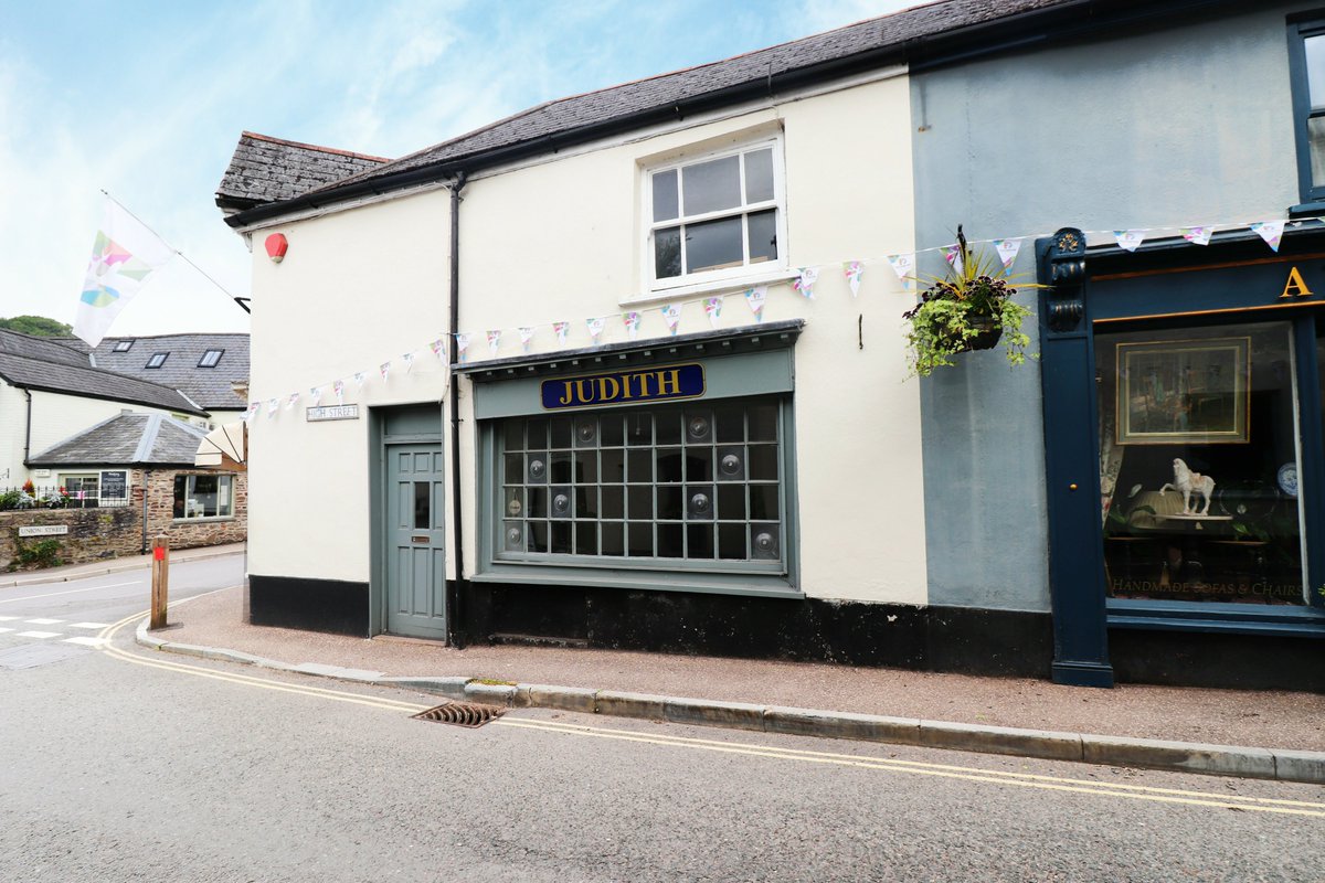 SHOP TO RENT #Dulverton Town centre lock-up shop fronting onto the High Street. Circa 250 sq ft of space plus a rear stock room of 70 sq ft. Would be suitable for a variety of trades. EPC Rating C. See here webbers.co.uk/commercial-pro…