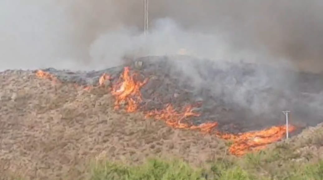 ErnestoHarry's tweet photo. Informamos que @santiago_azulay está trabajando junto a los equipos de @GobDeLaRioja en la lucha contra el fuego en el cordón del Velazco, ya hemos solicitado apoyo de medios aéreos a el plan de manejo del fuego en lo referido a aeronaves para combatir estos tipos de incendios https://t.co/MTDMbom3Nk