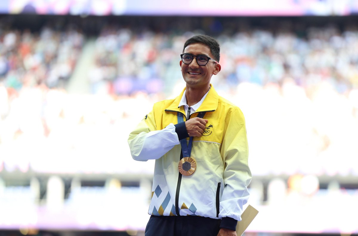ECUADORolimpico's tweet photo. PREMIACIÓN

Suenan las notas del Himno Nacional de Ecuador en #Paris2024

El campeón olímpico Daniel Pintado recibe su medalla de ORO 🥇 alcanzada en la prueba de 20 km marcha

🥇Daniel Pintado 🇪🇨
🥈Caio Bonfim 🇧🇷
🥉Álvaro Martín 🇪🇸

Felicitaciones @danielpintado1 
#OrgulloEcuatoriano