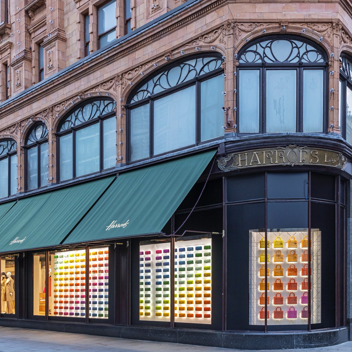 Dior's tweet photo. Neon delight.
Step into the heart of Harrods in London and discover the new #DiorAW24 by Maria Grazia Chiuri pop-up, showcasing the electrifying splendor of the House's iconic bags in an exclusive palette of orange, pink, and green—available only until August 25th.
#HarrodsxDior