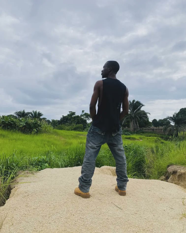 Big_SekreTz's tweet photo. I come from a place where your name dies before the bullet hits https://t.co/5k87EYhgob brothers turn snakes biting the hands of people giving em feeding...My home was built in a muddy sand trashed scene..But Given up Neva Bruv ..
#ahMann drops 9th August 2024 #bigsekretz https://t.co/vmpQYh7CPk