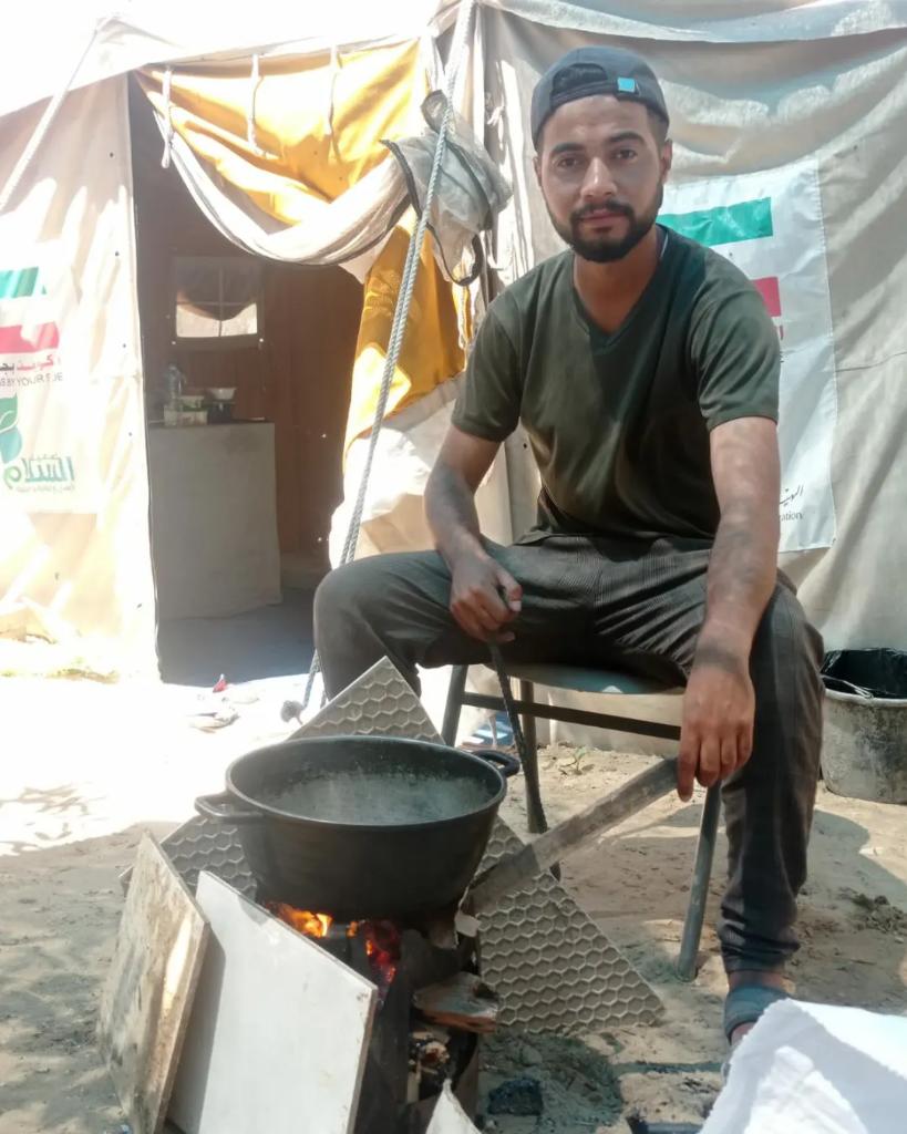MahmoodBanat99's tweet photo. Instead of sitting under the air conditioner and accomplishing our daily tasks in our home or at our workplace, we live in this tent without any necessities for life in this extreme heat. We light a fire to cook because there is no cooking gas available
https://t.co/6ce3Rk4XqR https://t.co/l9wNOaEK7K