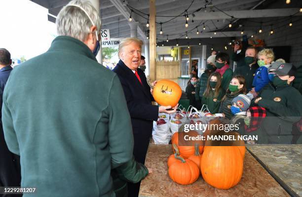 PhantomCannibal's tweet photo. The exact moment Donald Trump abandoned his white heritage and decided to identify as a pumpkin: https://t.co/8V4mCs8dLF