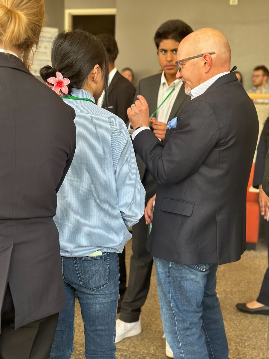 CBA execs Amy Robitaille and Cris McDougall volunteered as judges for #WashingtonBusinessWeek at Northwest University! We're proud to support the program and introduce future brokers to the #CRE industry! 

Learn more : wbw.org

#seattlecommercialrealestate