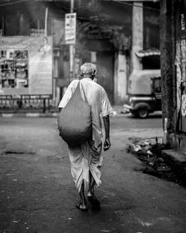 तेरी उलझनों समेत छोड़ कर तुझे ऐ ज़िन्दगी 

निकल जाएंगे किसी रोज़ जन्नत की खोज में!!

#शुभ_रात्रि #GoodnightXFriends