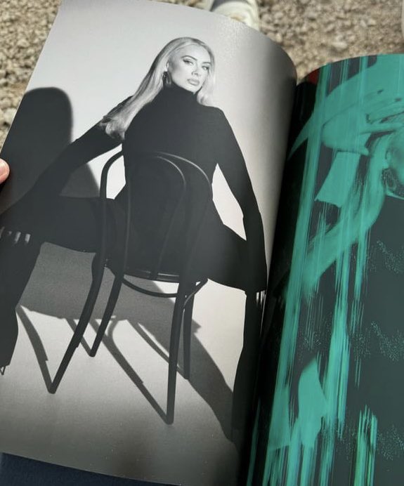 colynelliott's tweet photo. Adele could model she’s so stunning https://t.co/QwR0ZNbJL7